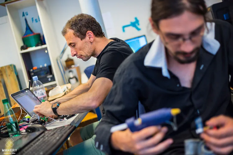 Partager les savoir-faire comme ici au Petit Fablab de Paris. © Makery