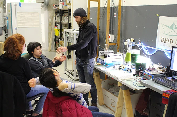 Programme Kids à la Paillasse, où les enfants sont confrontés aux projets du biohacklab à Paris. © Makery