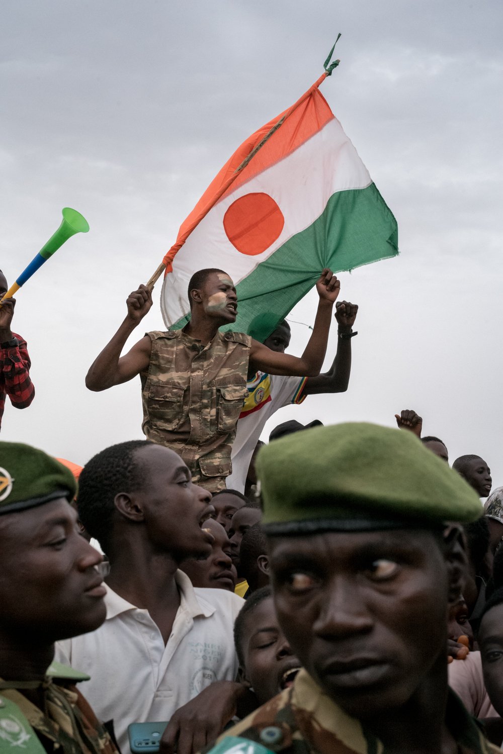  Demonstrantinnen und Demonstranten trauern nach dem Militärputsch in Niger im Juli 2023 nicht um ihre Demokratie, sie jubeln für die Junta. 