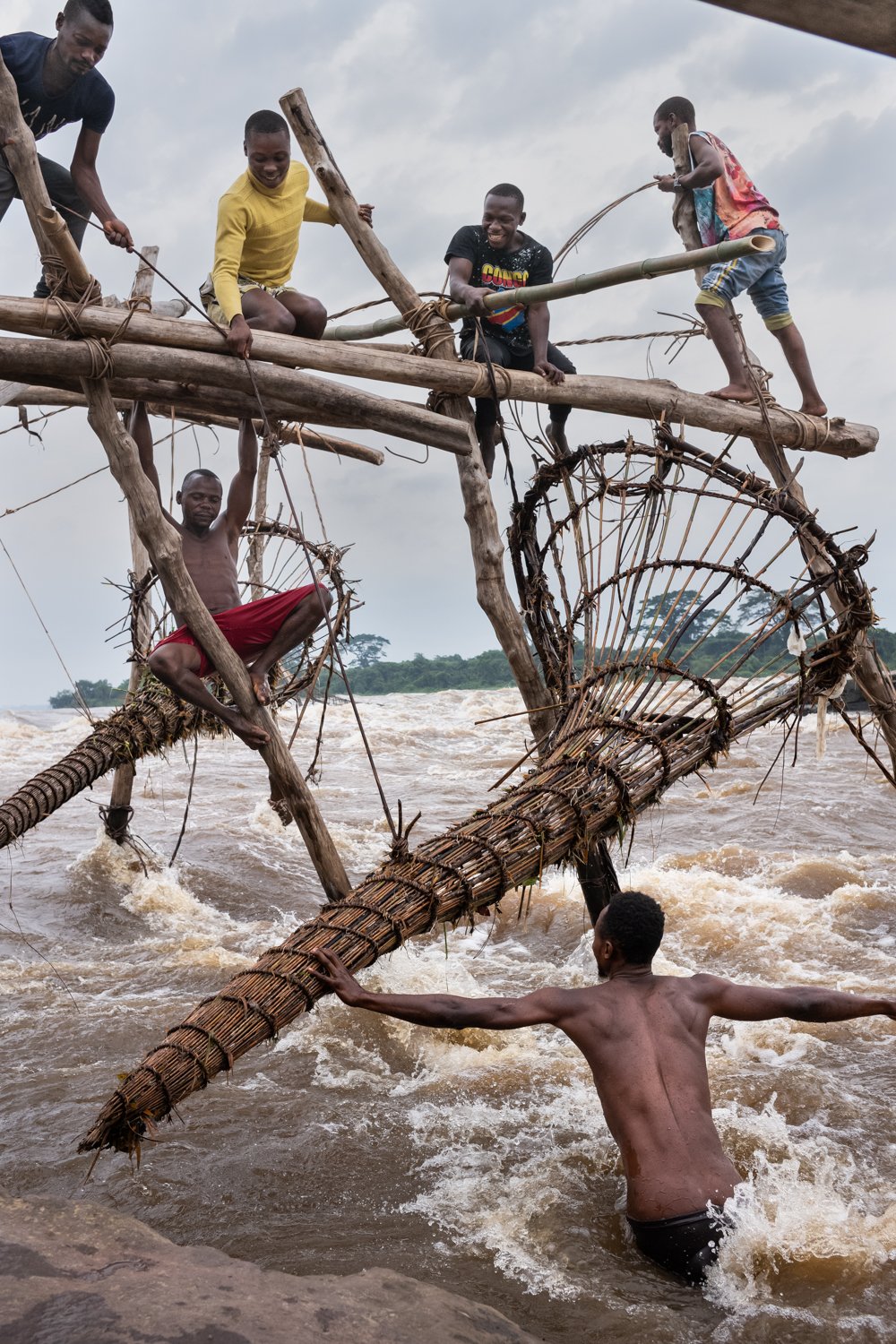  Fischer in Kisangani in der Demokratischen Republik Kongo versuchen 2022 mit ihren traditionellen Methoden einen Fang zu machen. 