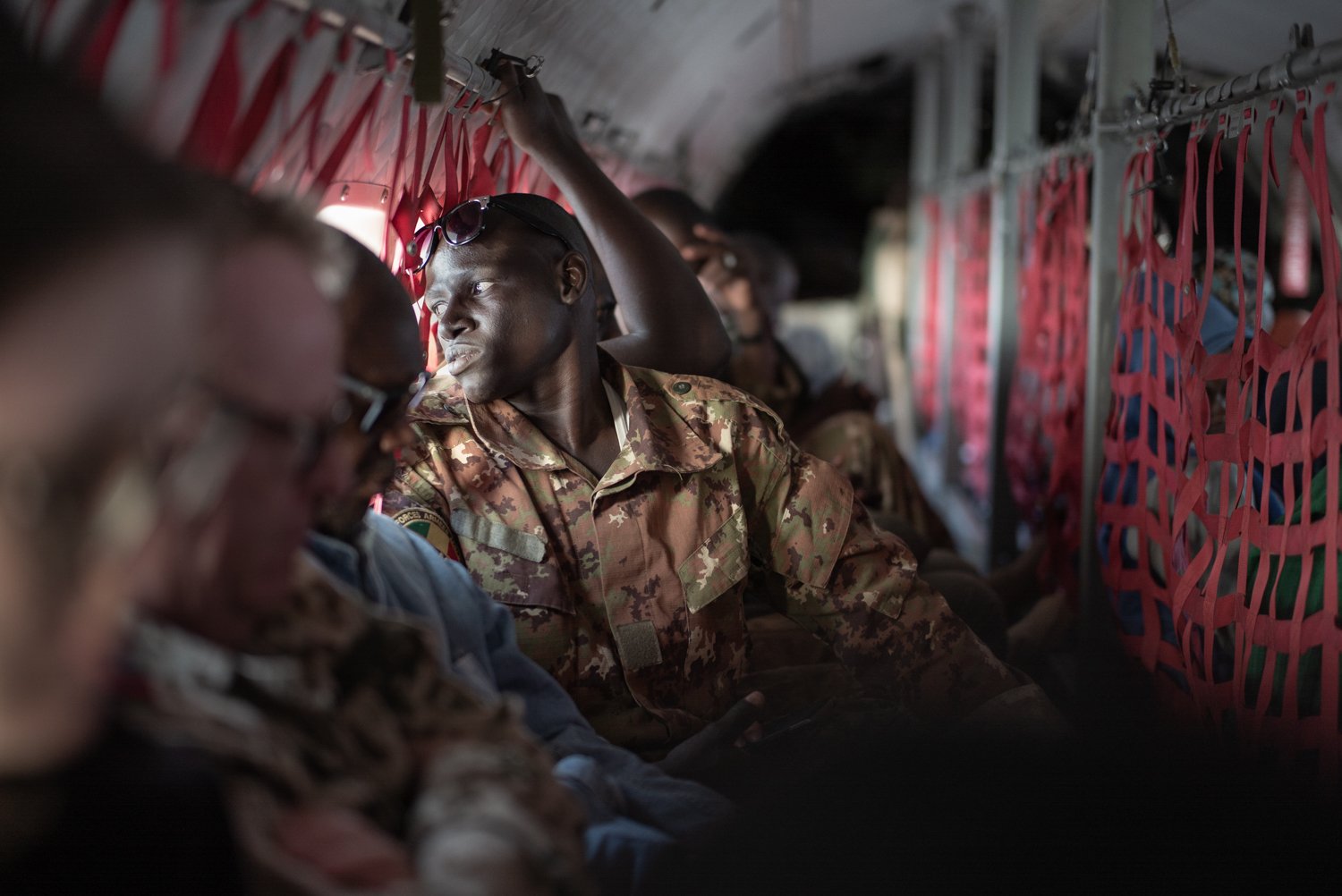  Ein Soldat fliegt 2020 nach Mopti, zum Einsatz im besonders gefährlichen Zentrum Malis. 