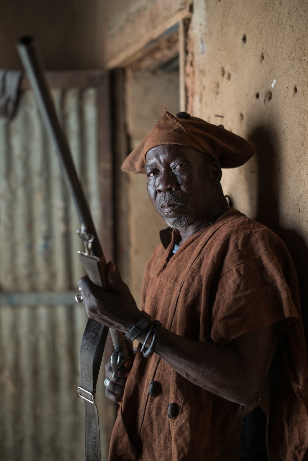  Ein Mitglied von Dan Na Ambassagou posiert 2020 im Zentrum Malis für ein Portrait. Die Miliz kämpft eigenen Angaben zufolge gegen den Terror. Doch ihr werden selbst Massaker an der Zivilbevölkerung vorgeworfen. 
