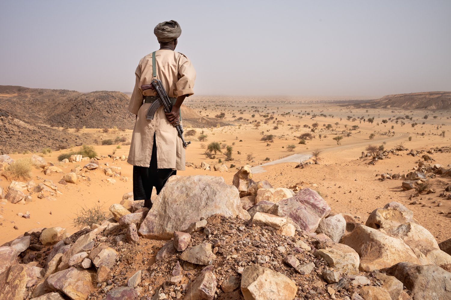  Ein sogenannter Meharist, ein Mitglied der mauretanischen Nationalgarde, überwacht 2022 im Grenzgebiet zu Mali das Terrain. 