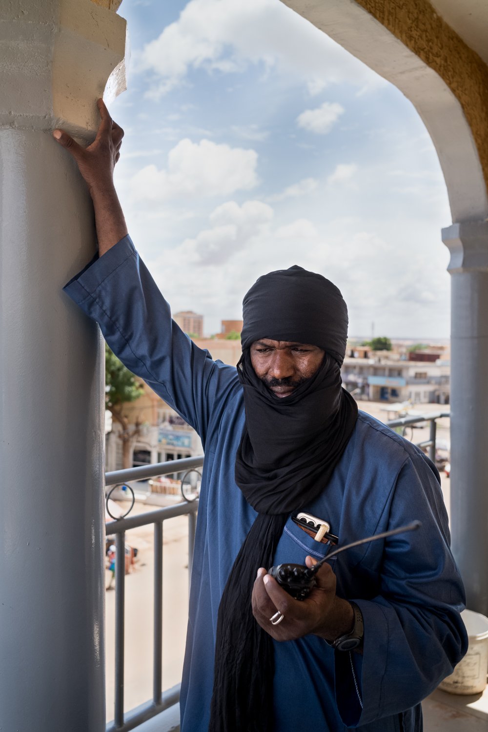  Ein ehemaliger Terrorist versucht 2023, seine einstigen Kampfgefährten in der Region Tillabéri in Niger abzuhören. 