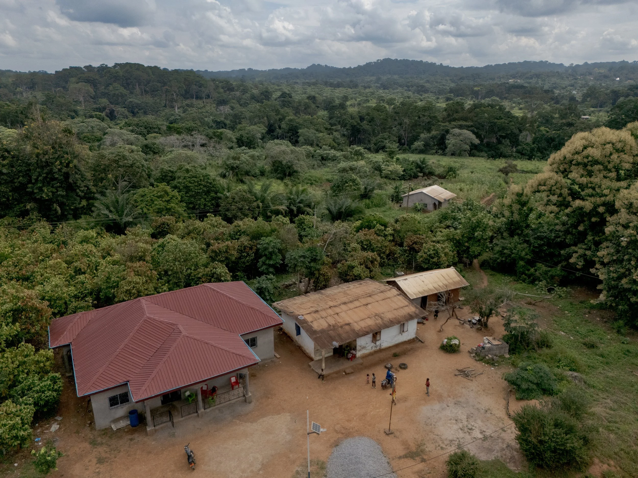  Die oft weit entlegenen Farmen waren lange schutzlos, da es in Kamerun kaum genug Polizei gibt, um regelmäßig zu patrouillieren. 