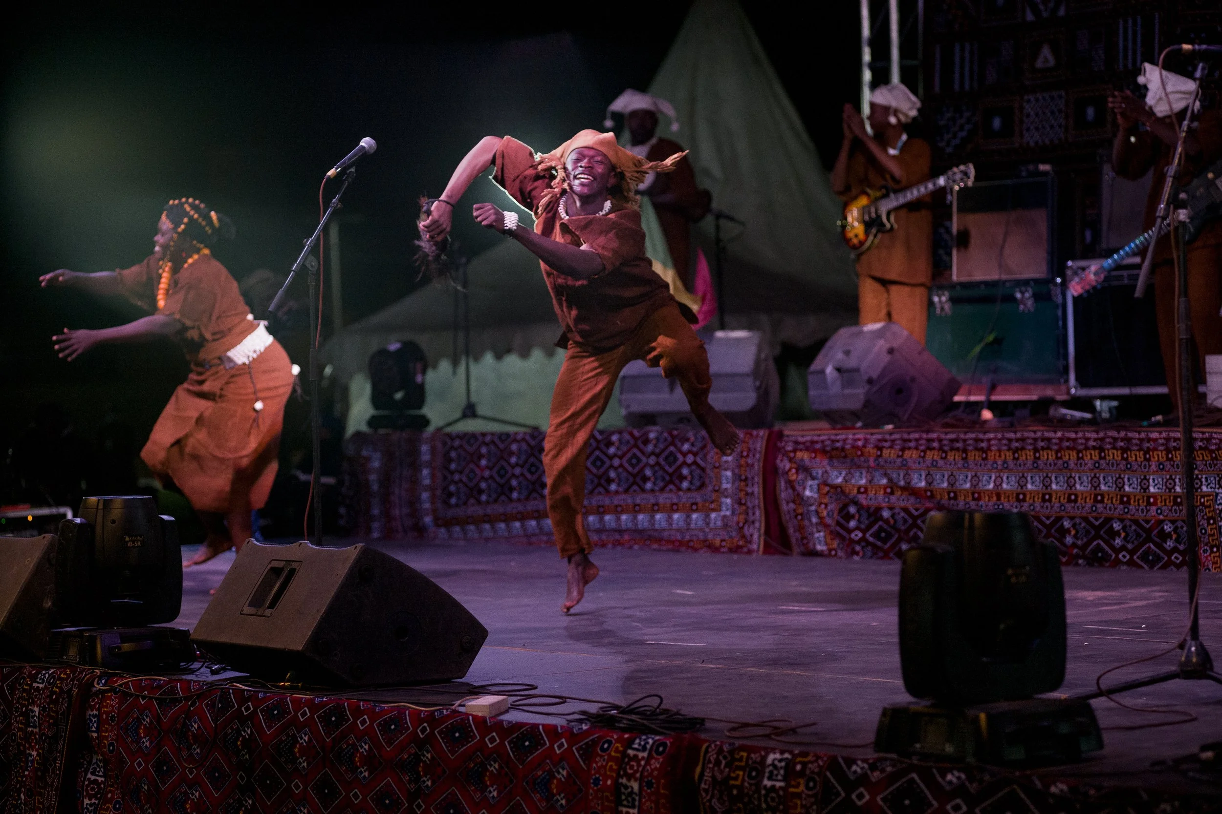  Auch für den Tänzer und Schauspieler Gildas Sagara aus Bandiagara ist die Biennale ein Zeichen dafür, dass sich die Lage im vom Terror geplagten Sahel doch noch zum Guten wenden könnte. 