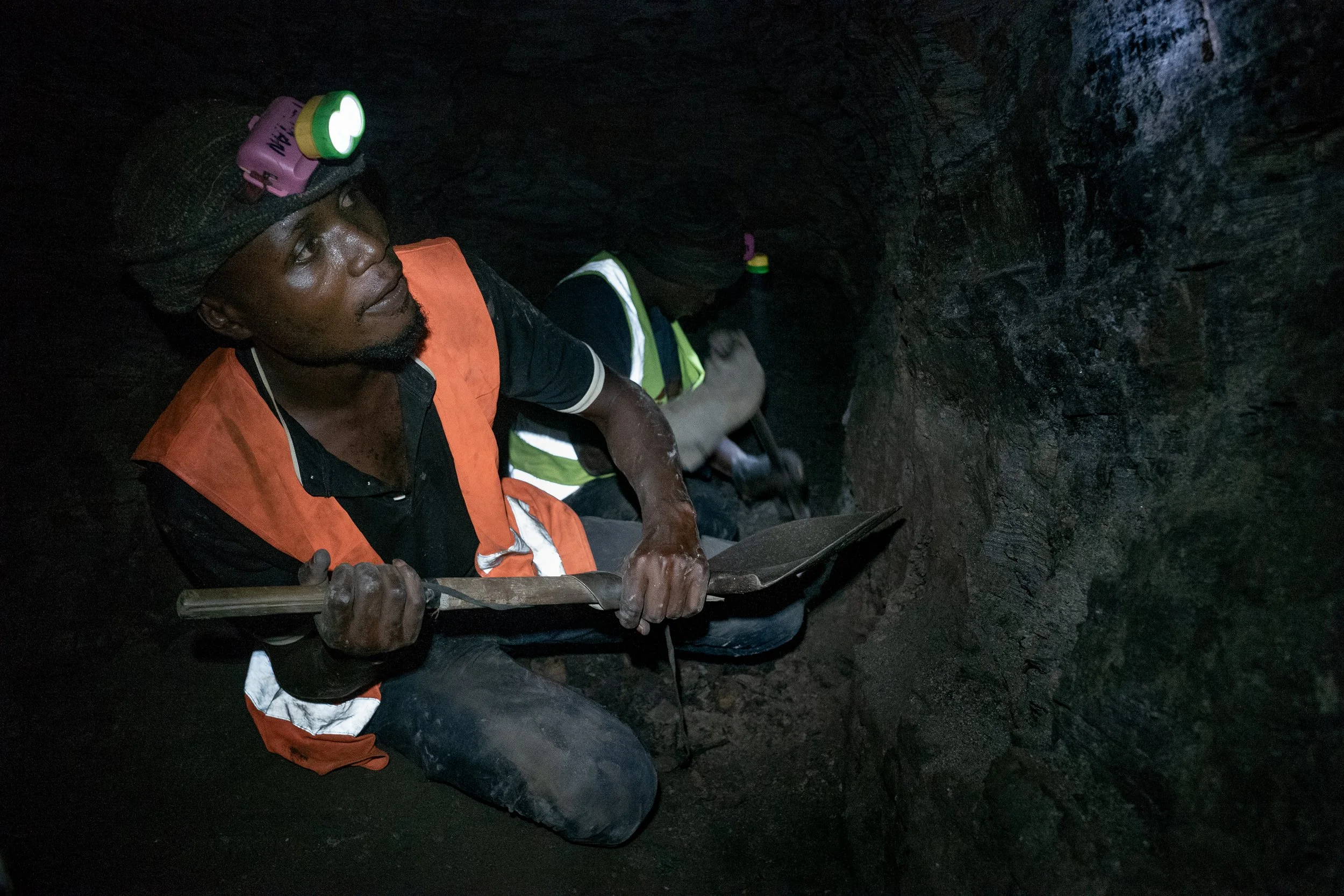  In einem der Erdlöcher arbeitet Ngoy zusammen mit Sylvano Kayombo Josué. 