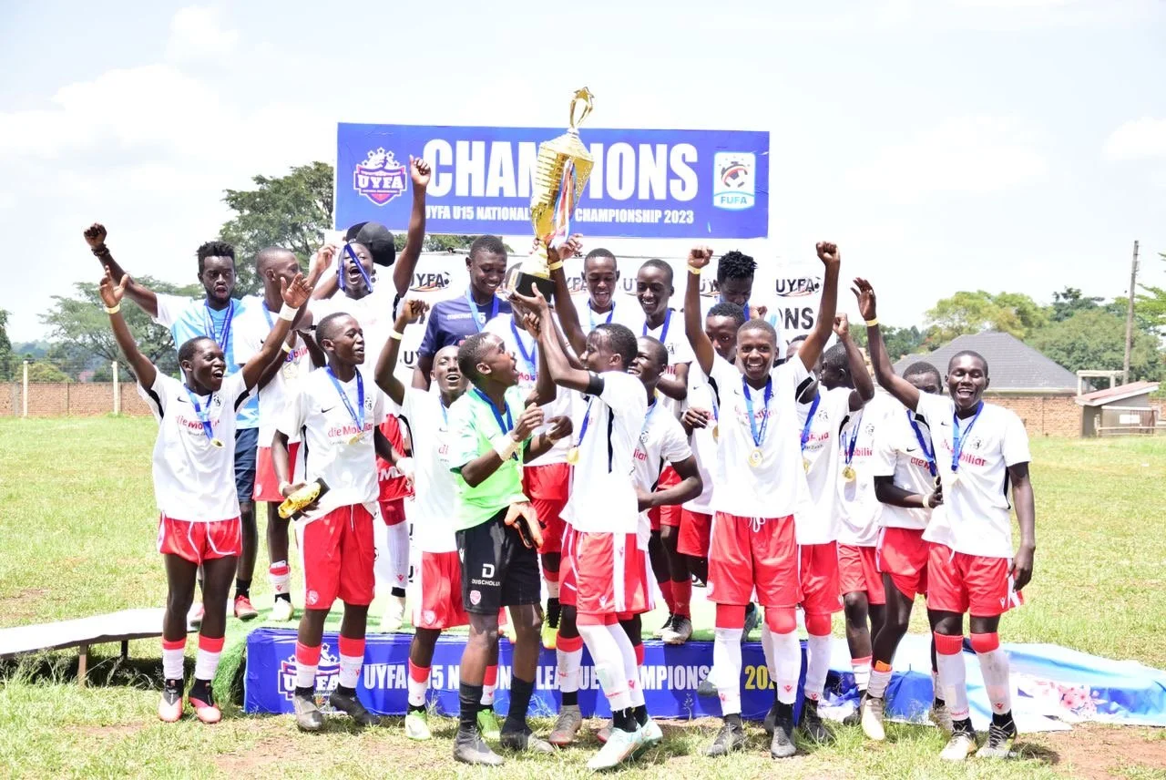 Die U15 der Kampala Galaxy Soccer Academy feiert mit Pokal den Meistertitel