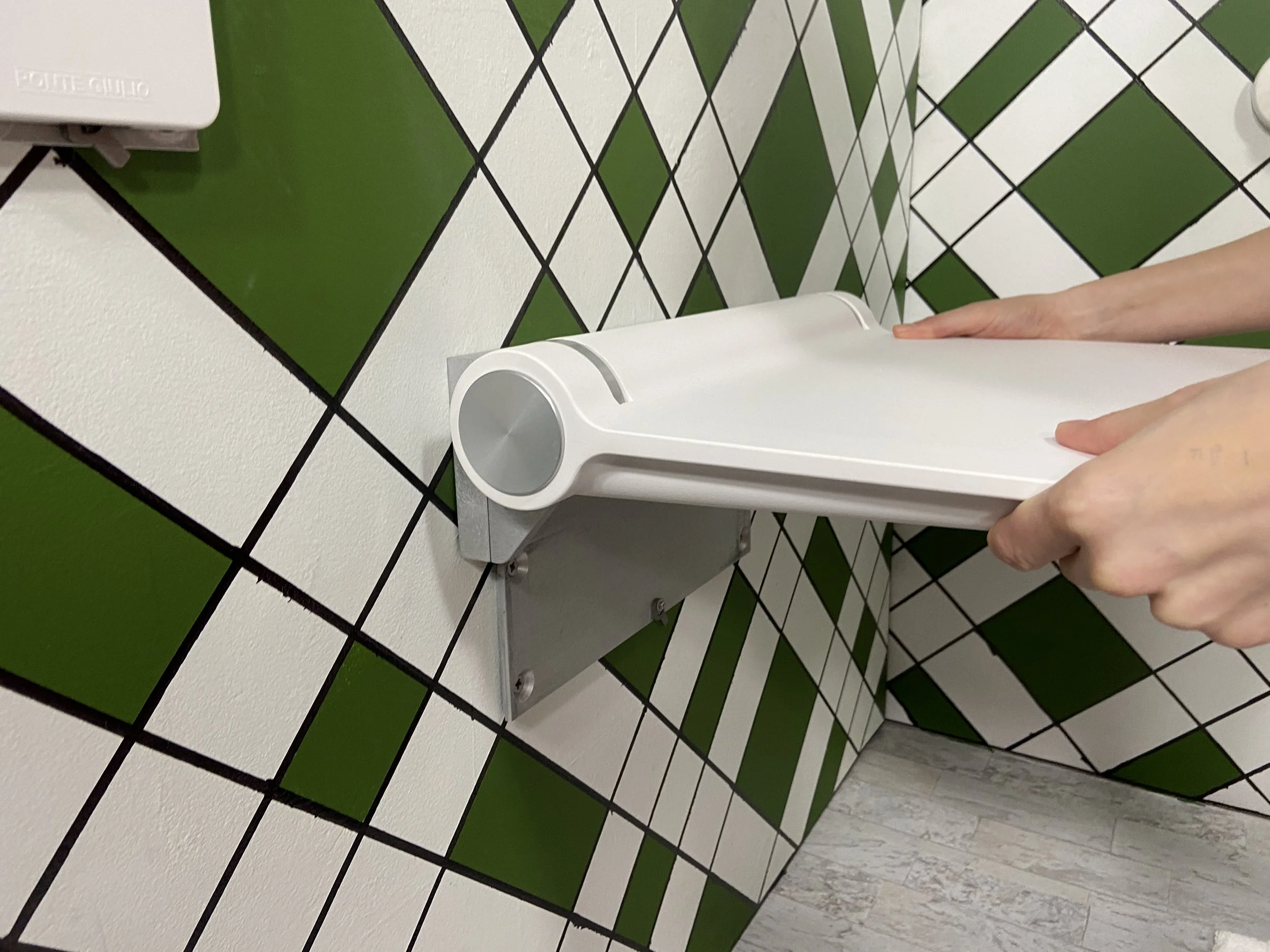HUG folding and removable shower seat