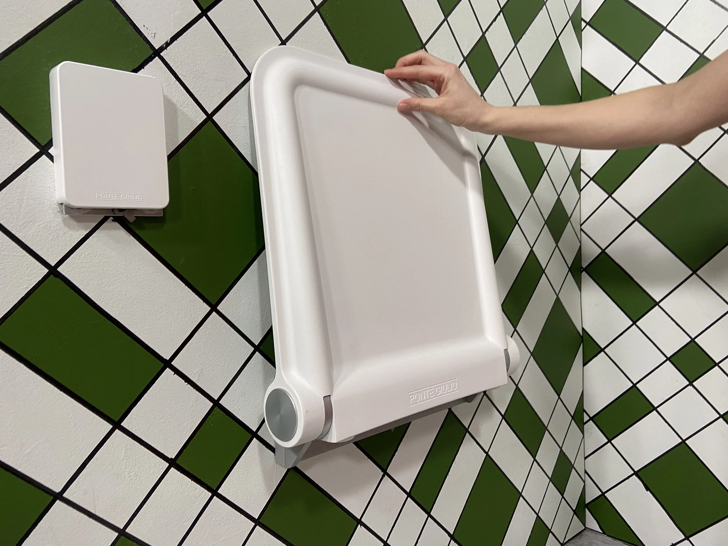 HUG folding and removable shower seat