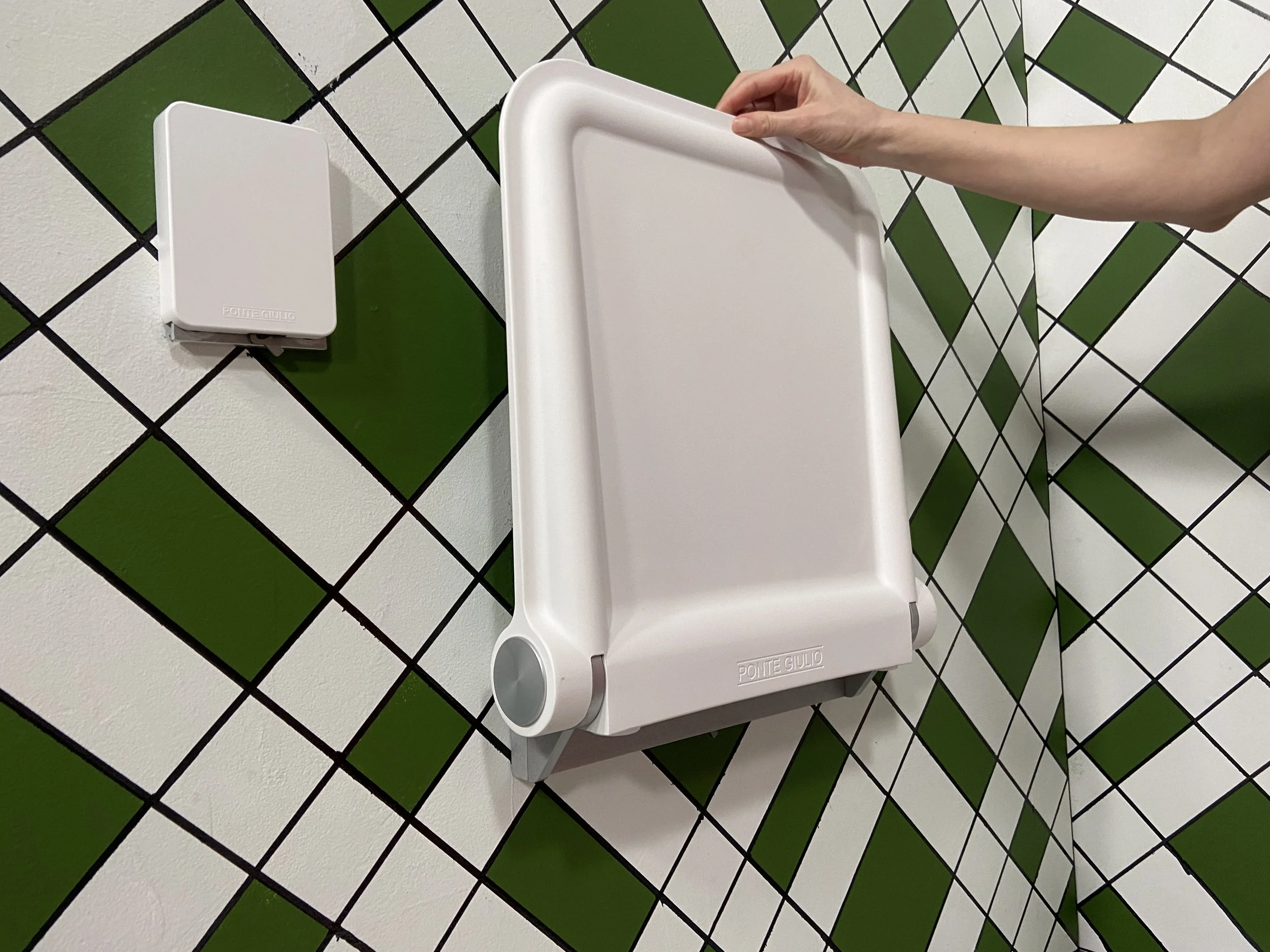 HUG folding and removable shower seat