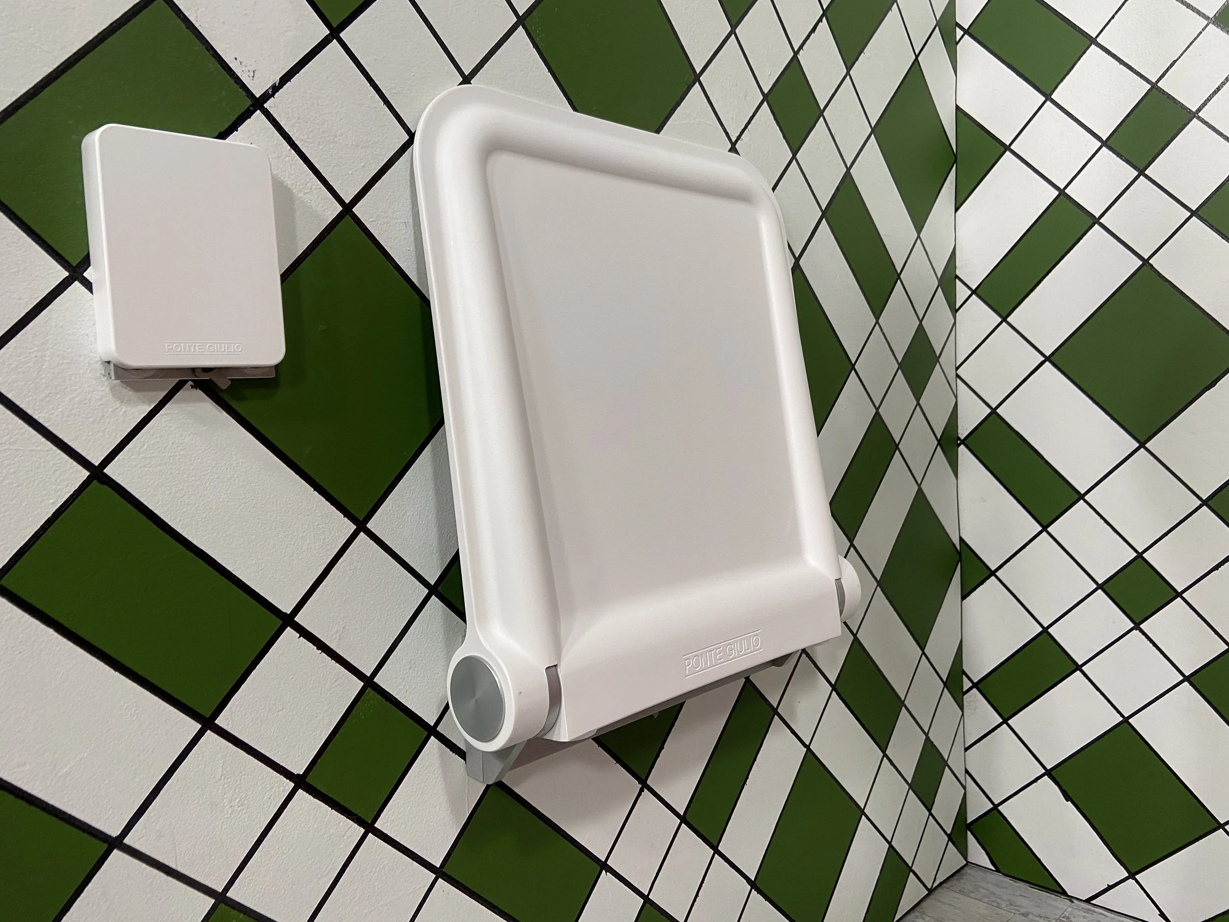 HUG folding and removable shower seat