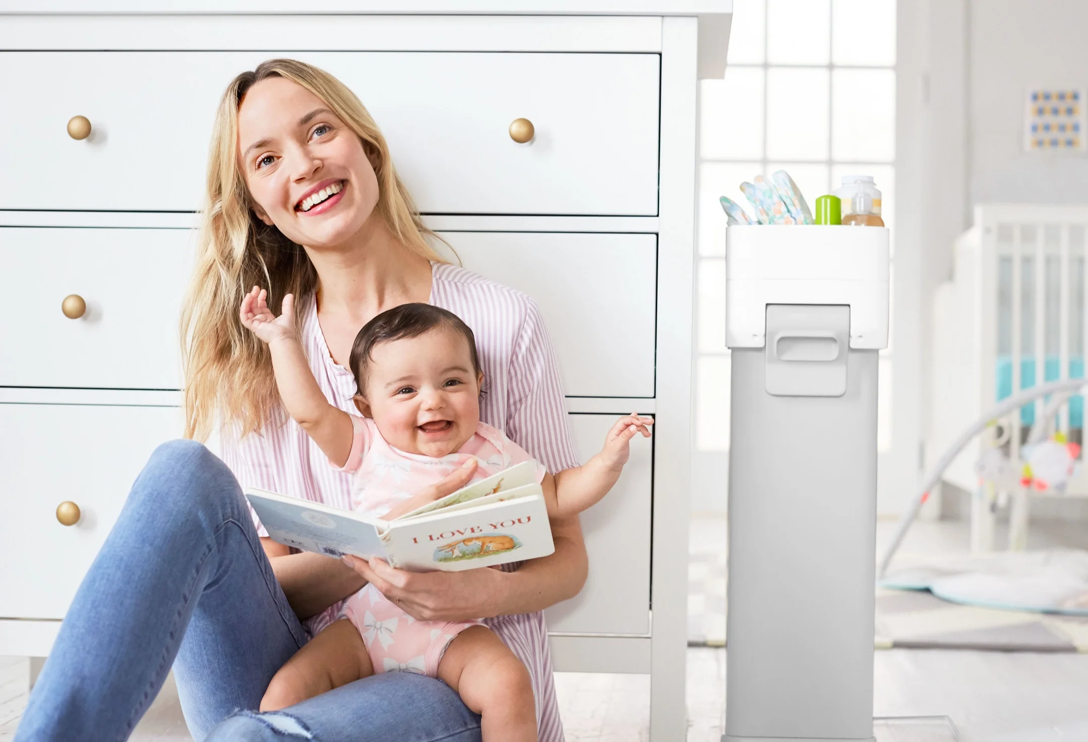 09_Nursery_Style_Diaper_Pail_Grey_White_304052_(RGB_MAX).jpg