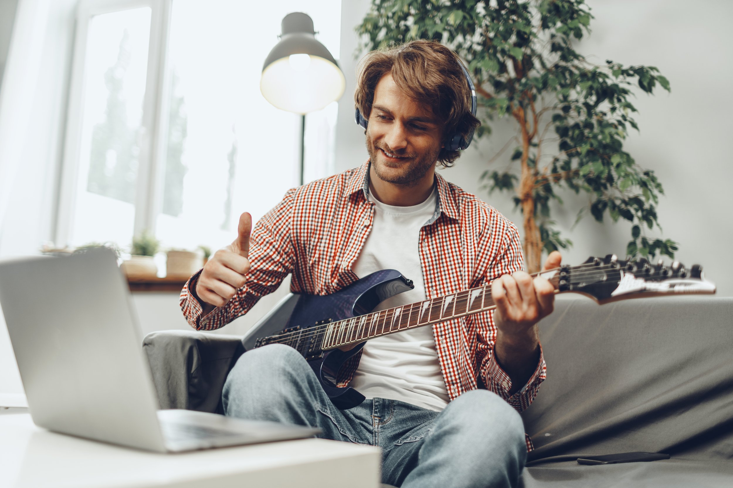 Online guitar lesson between Spruce Grove student and Volo guitar teacher