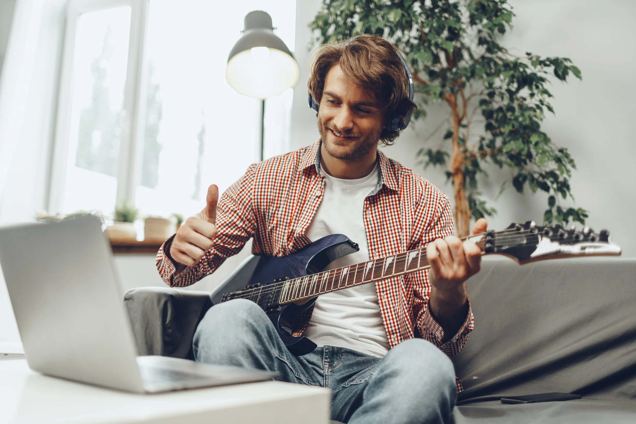 Volo guitar teacher encouraging a student from Halifax during their online lesson