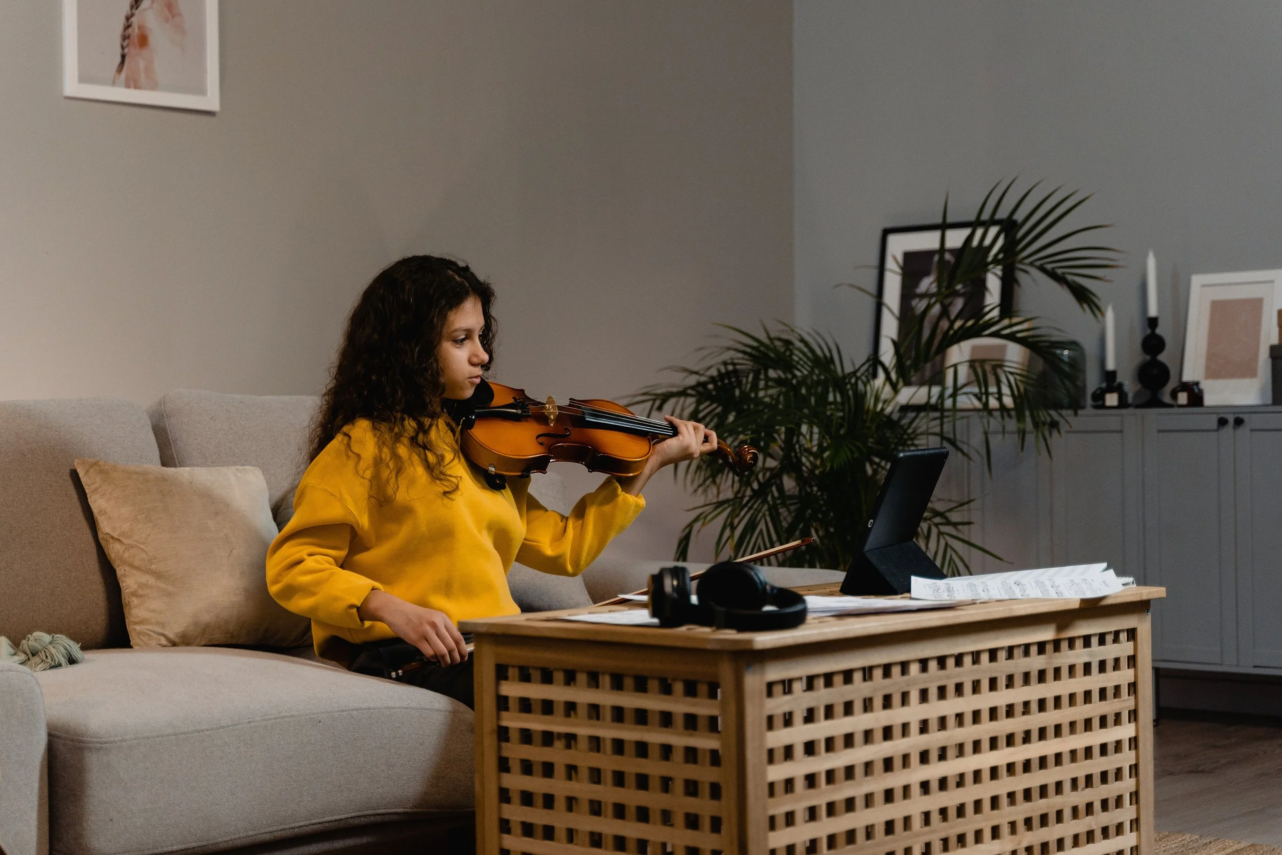 Certified violin teacher demonstrating finger placement and scale practice in a virtual violin class