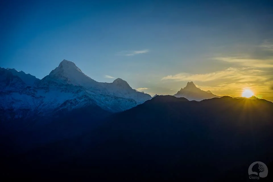 Đỉnh Annapurna South quen thuộc nơi mặt trời bắt đầu ló dạng. Chụp bởi Giang.