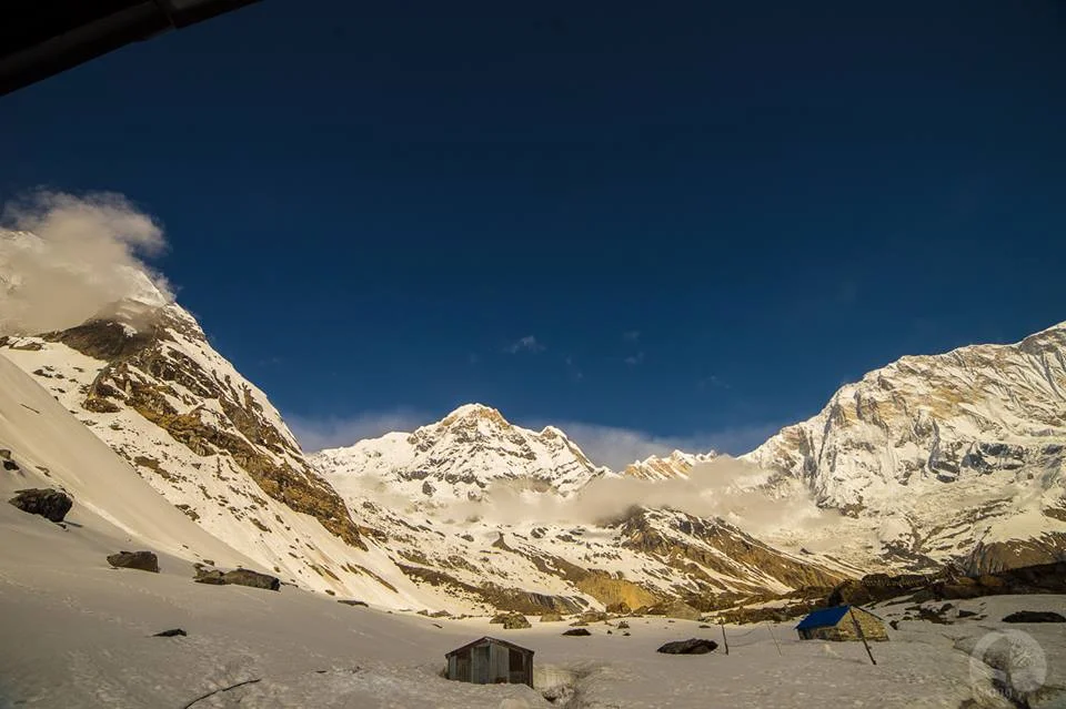 Trong lòng Annapurna Base Camp. Hình chụp bởi Giang.