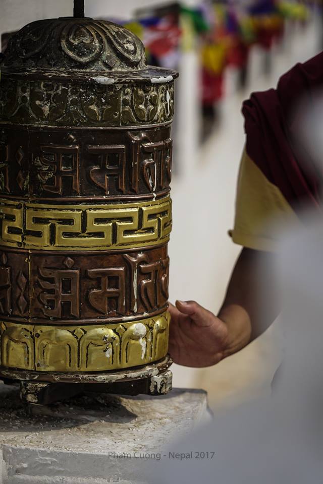Push the wheel for good luck. Photo by Pham Cuong.