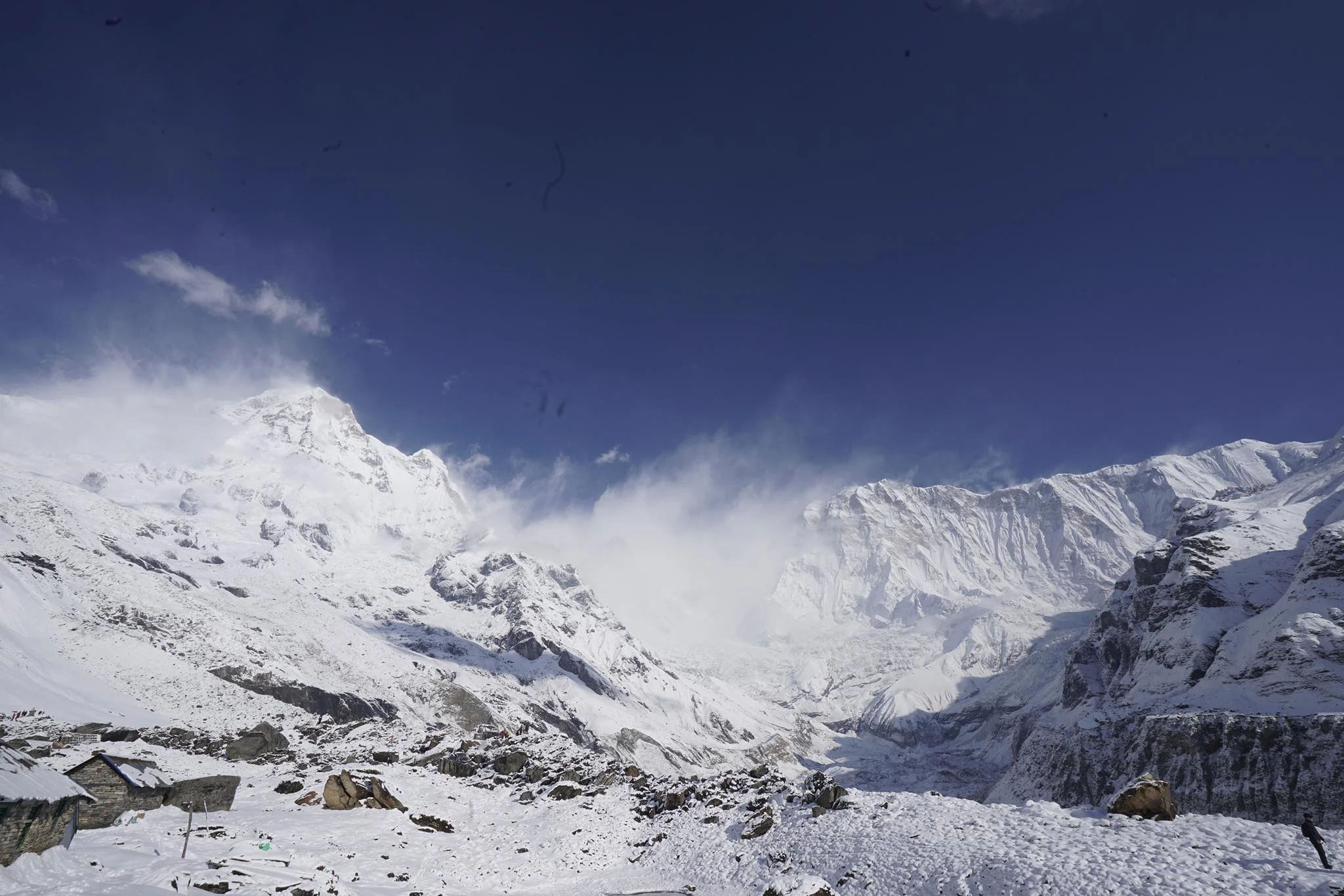 Bên tay trái là phía nam của Annapurna South 1, từ độ cao 4,000m thì trông nó cũng không có gì là nguy hiểm nhỉ