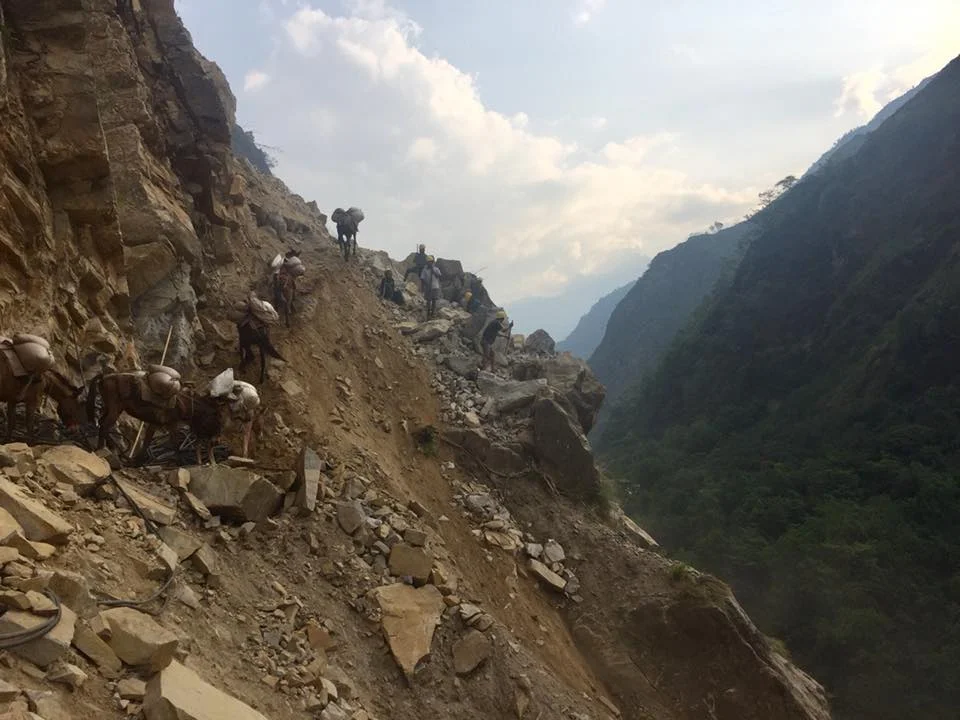 Trail after landslide, a marathon running down the mountain