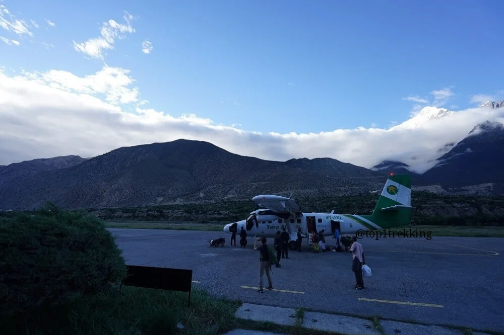 Máy bay vừa hạ cánh xuống sân bay Jomsom