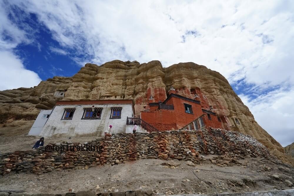 Tu viện sơn đỏ Red Gompa ngay sườn núi, Lo Manthang