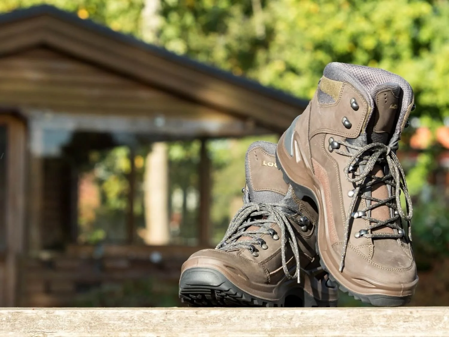 Một đôi giày treking với chất liệu da làm tăng độ bền và tính chống thấm