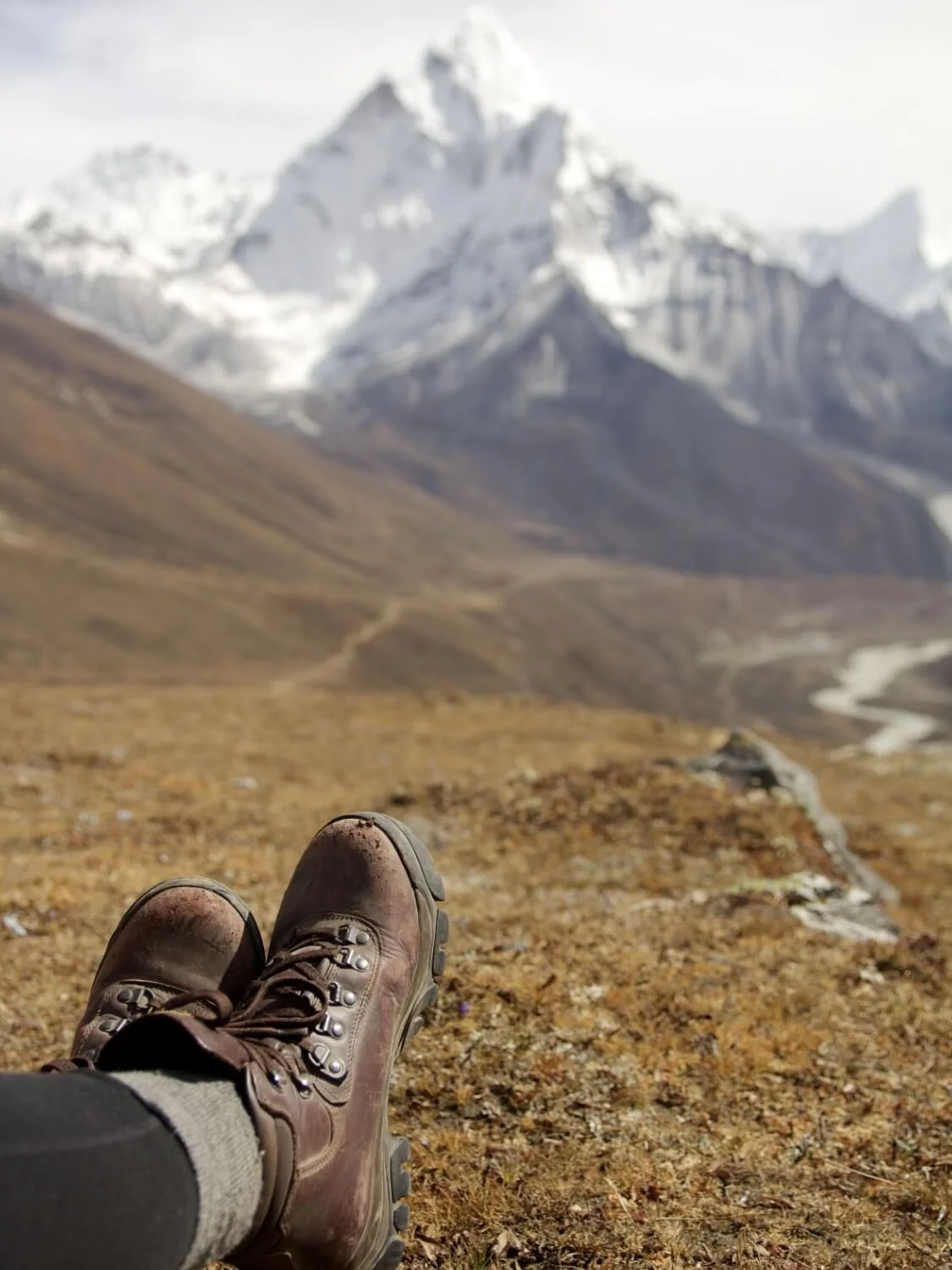 Đôi giày trekking trong hành trình Everest Base Camp trek dài ngày