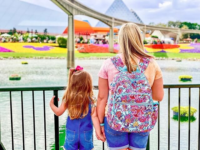 We are ready to bloom right into Spring with this new Disney print from @verabradley | #gifted 🌸🌷☀️
.
I am SO excited to have partnered with @verabradley on this release! Vera Bradley has been my go to for years and this Campus Backpack has been a 