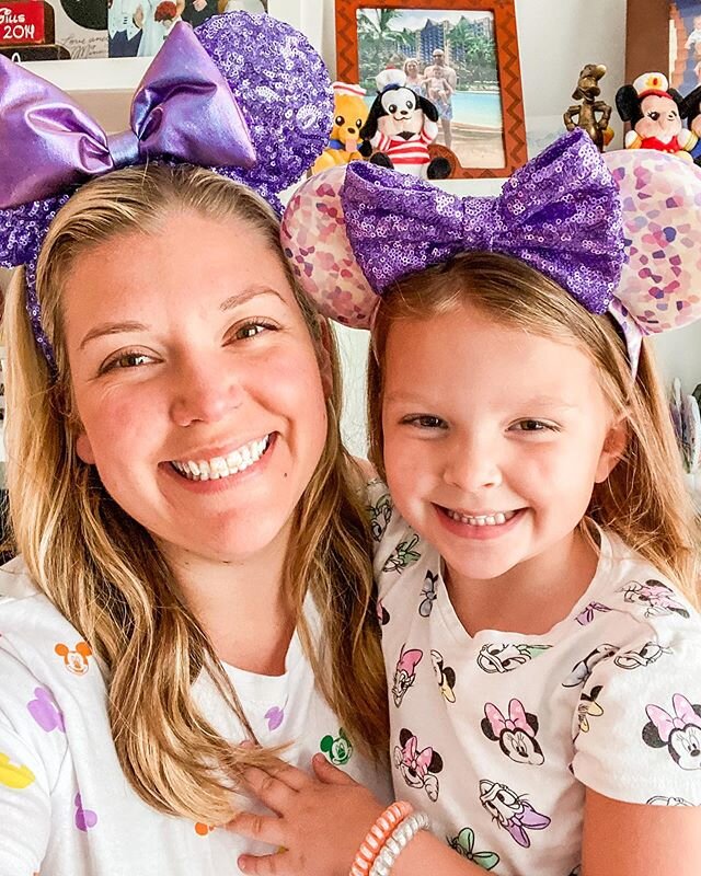 It doesn&rsquo;t matter if you don&rsquo;t know what day of the week it is or the last time you showered because when it&rsquo;s #nationalwearyourearsday you wear your ears ✨🏰🐭
.
.
.
#minniemouseears #wearyourears #shareyourears #wearyourearsathome