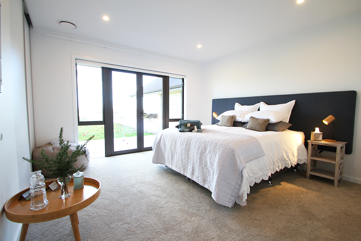king-size bedroom - can be converted to 2 singles