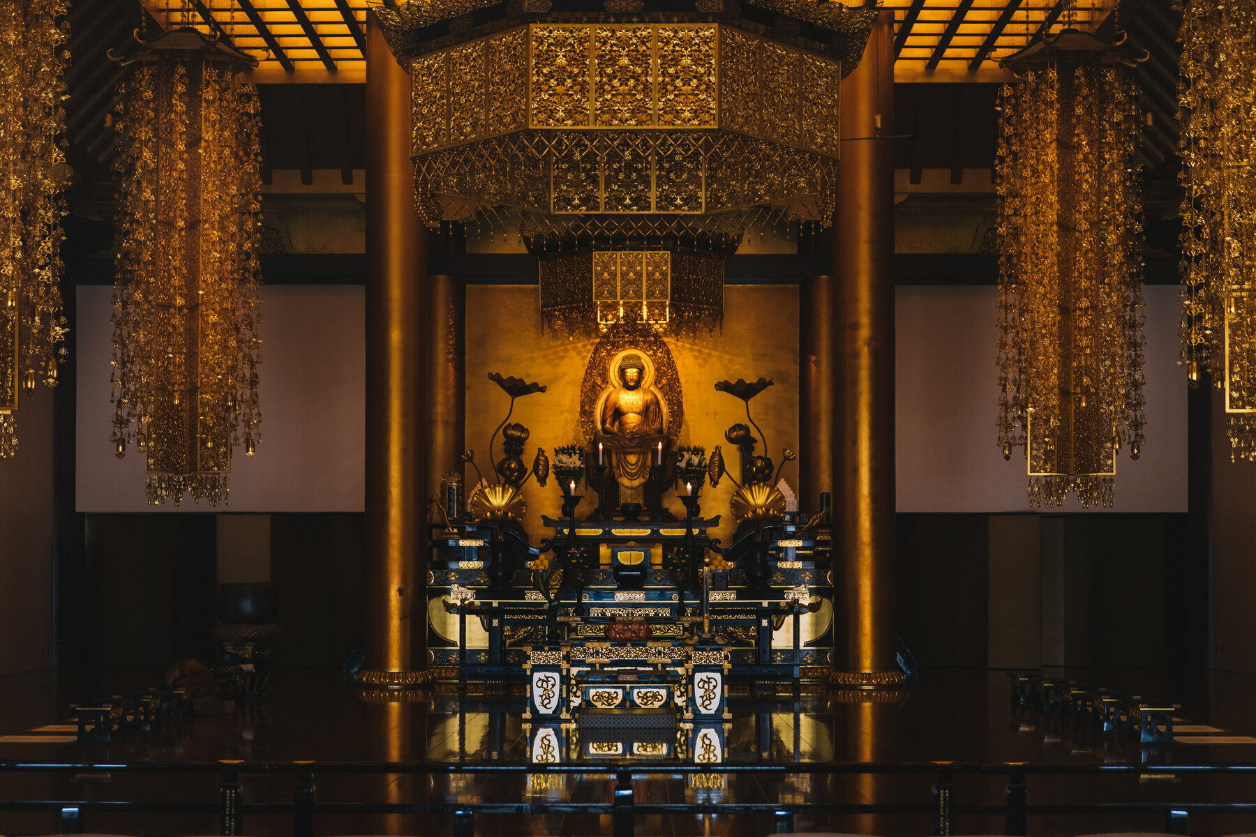 Zozoji-temple-interior.jpg