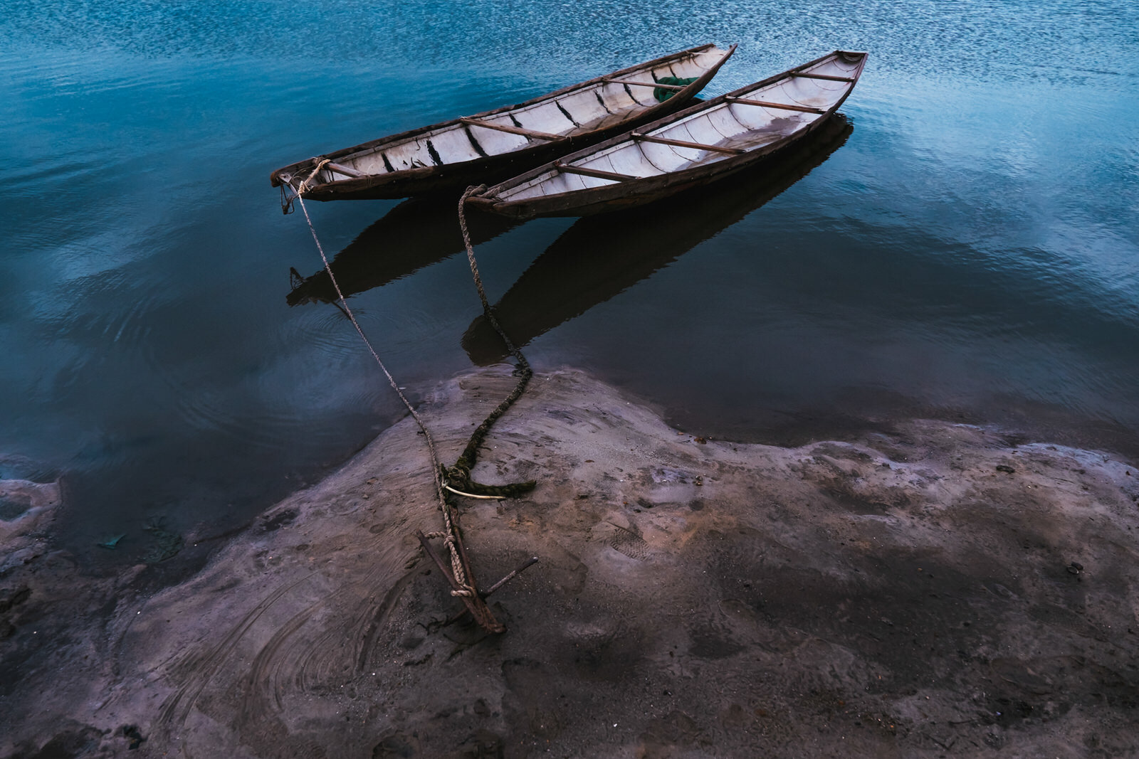 Vietnam-anchored-boats.jpg