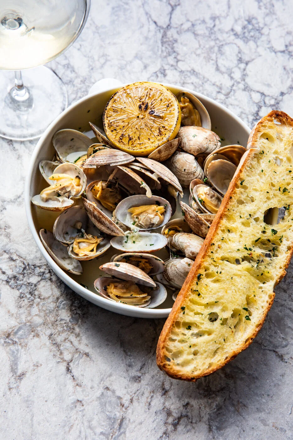 Mussels and bread with a glass of white wine