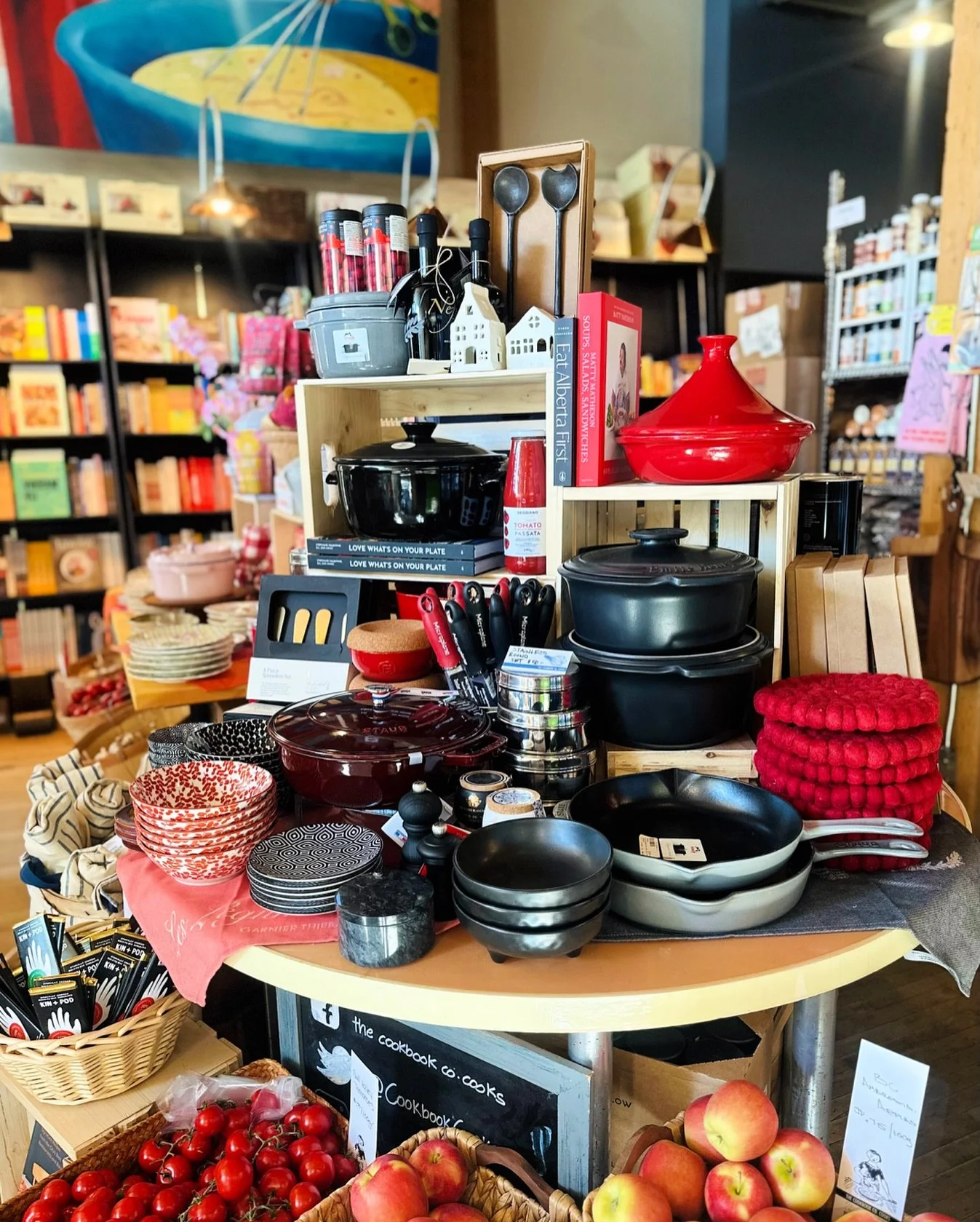 ❤️♥️🖤Take a look at the gorgeous jewel tones in our new fall display!
Come by the store for beautiful cookware, quality tools, specialty ingredients, and more!
#yum #AllThingsCulinary #cooking #yyc #Beltline #BeltlineYYC #ShopLocal #ShopLoc