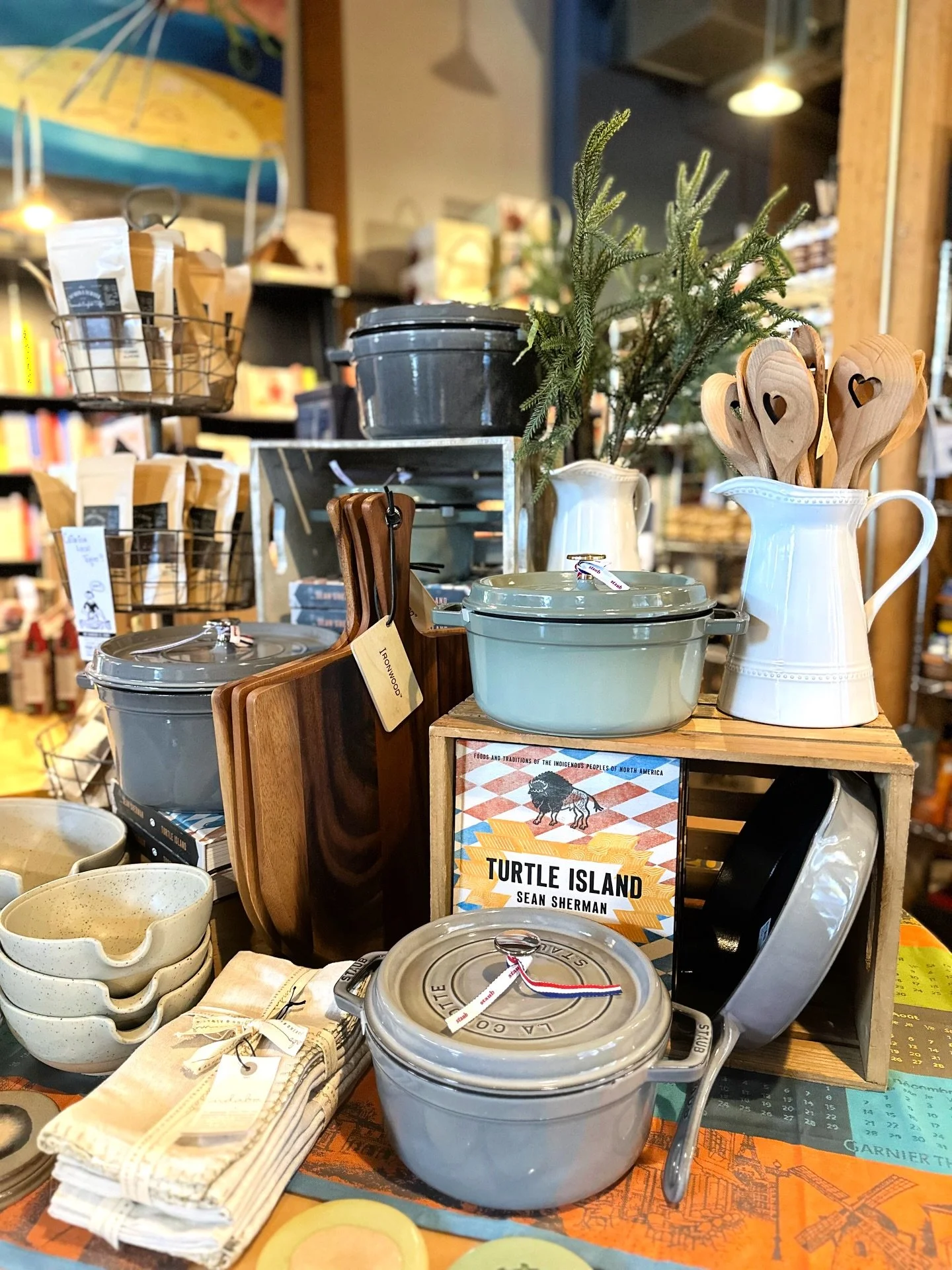 ✨New year, new display! And we are loving all these warm grey tones. Ooh-la-la!

#yum #AllThingsCulinary #kitchenware #grey #gourmet
