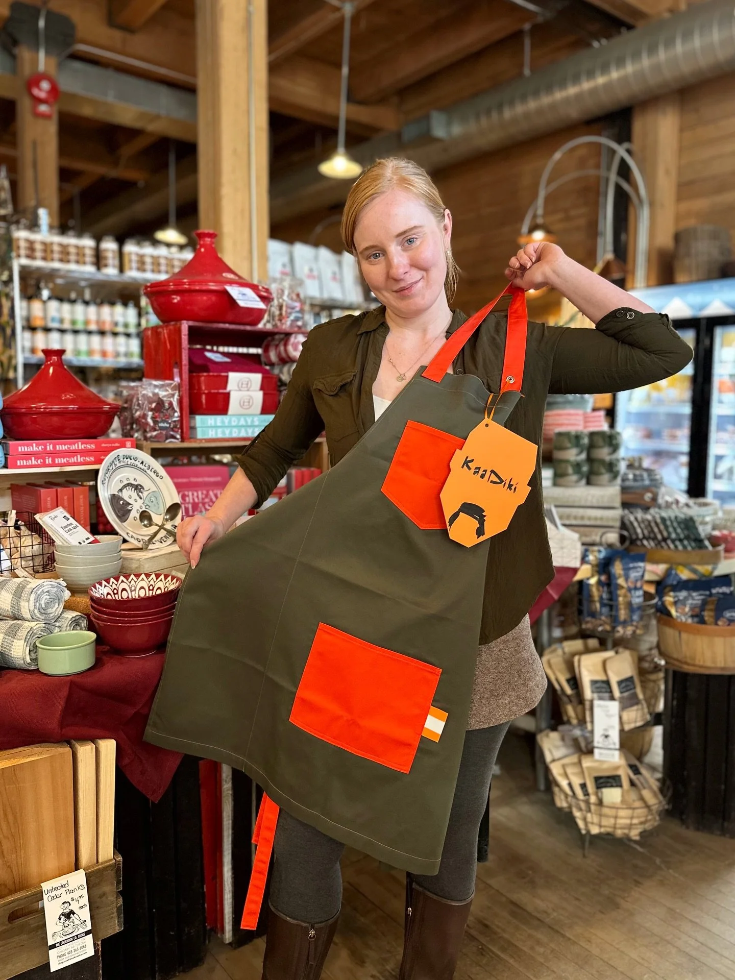 ✨Ooh-la-la! We are in love with these new aprons from the incredibly talented @kaadiki. 

Add some brilliant colour and style to your kitchen-wear. These bespoke beauties are designed and made in Calgary! 

#Yum #AllThingsCulinary #Kitchen #Style #Ap