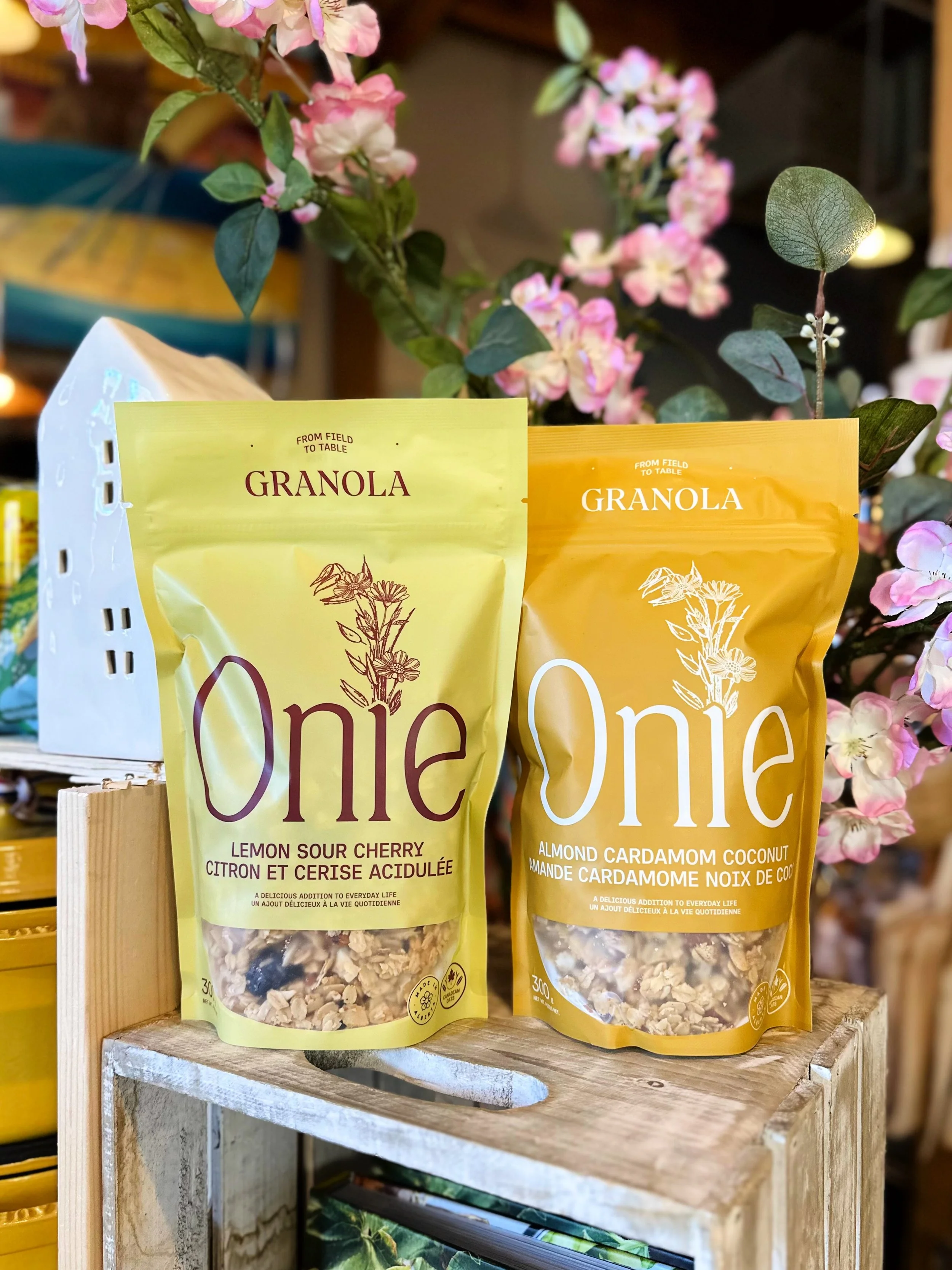 ✨🌾Small-batch granola, made in Alberta!

Onie Granola contains simple ingredients and tastes so good! Made with oats grown by Canadian farmers, this granola has a lovely crunch, and the clusters are light and tender. Every bite is balanced with core