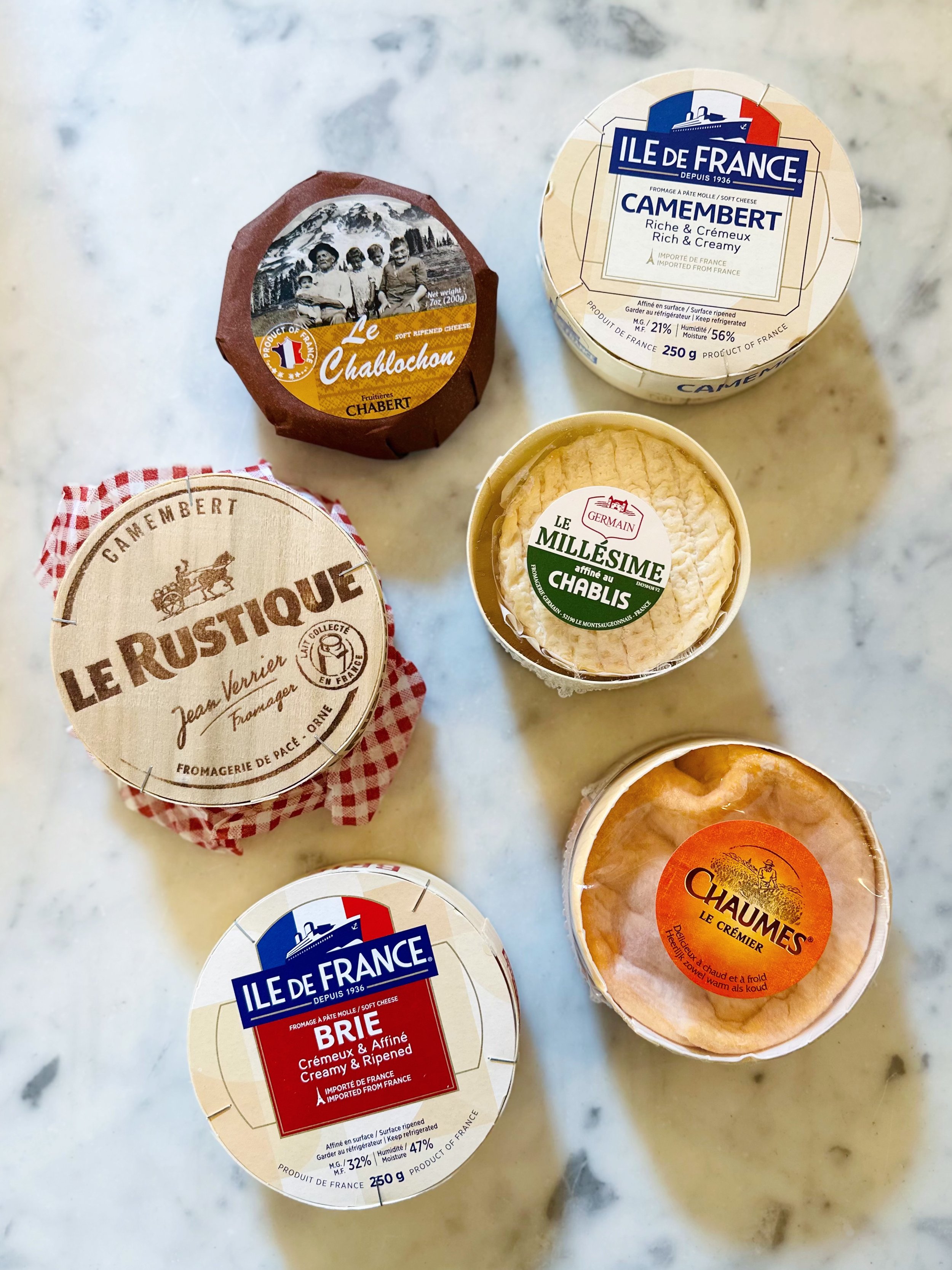 ✨🇫🇷 Le Weekend approaches, and our fridges are filled with a variety of exquisite French fromages. You know what to do! 

#Yum #AllThingsCulinary #Cheese #Fromage #French