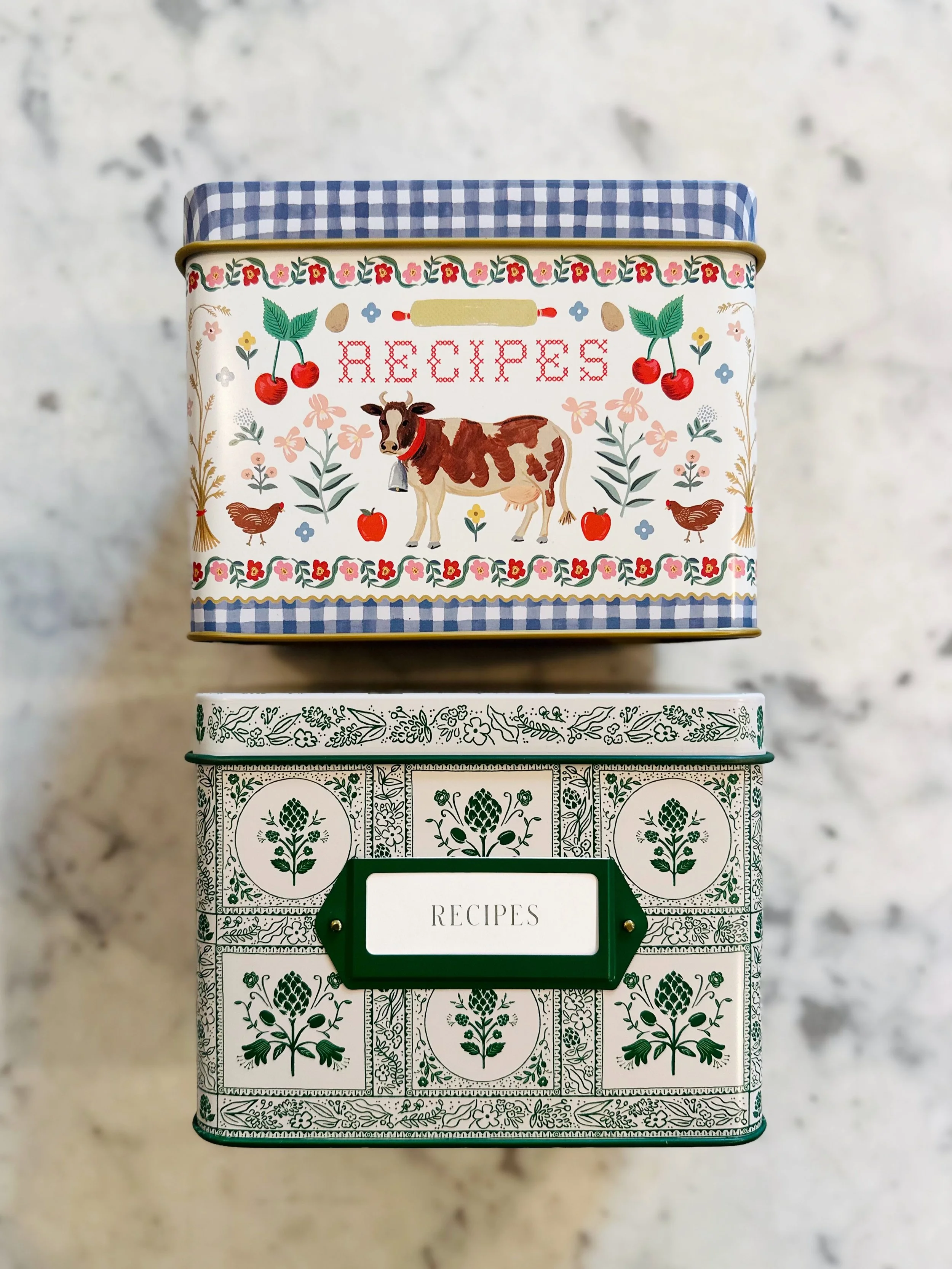 ✨Looking for a cute place to keep your recipes? Check out these charming tins! 

Practical and pretty, these countertop organizers are the perfect addition to any kitchen; they would also make a great gift! Each tin holds up to 200 recipe cards, and 
