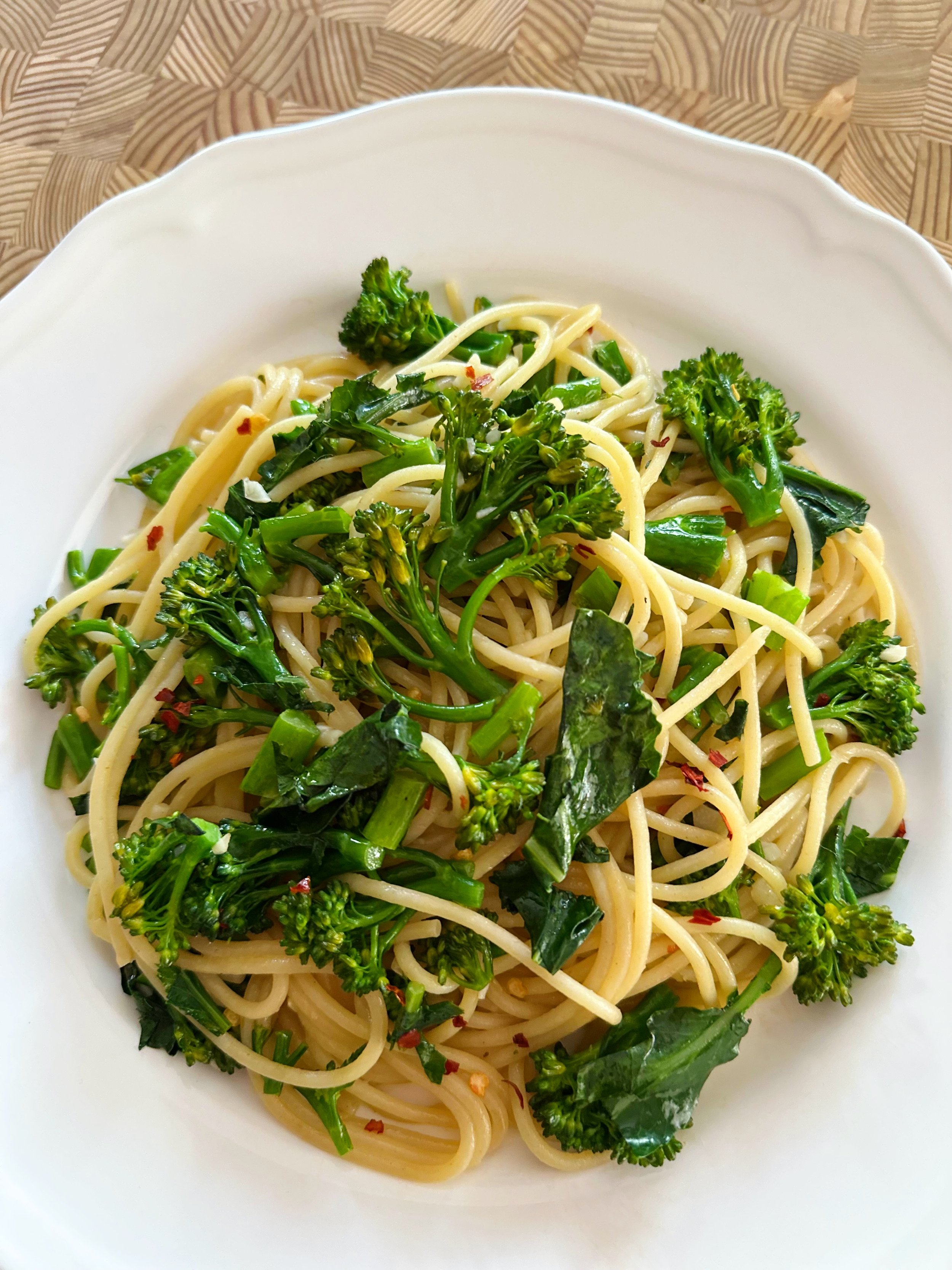 ✨The Recipe of the Week is here! It&rsquo;s a little later in the day than usual, but that&rsquo;s fitting because this dish comes from  𝘔𝘪𝘥𝘯𝘪𝘨𝘩𝘵 𝘚𝘱𝘢𝘨𝘩𝘦𝘵𝘵𝘪, a delightful book by Caroline Griffiths that celebrates the art of eating la