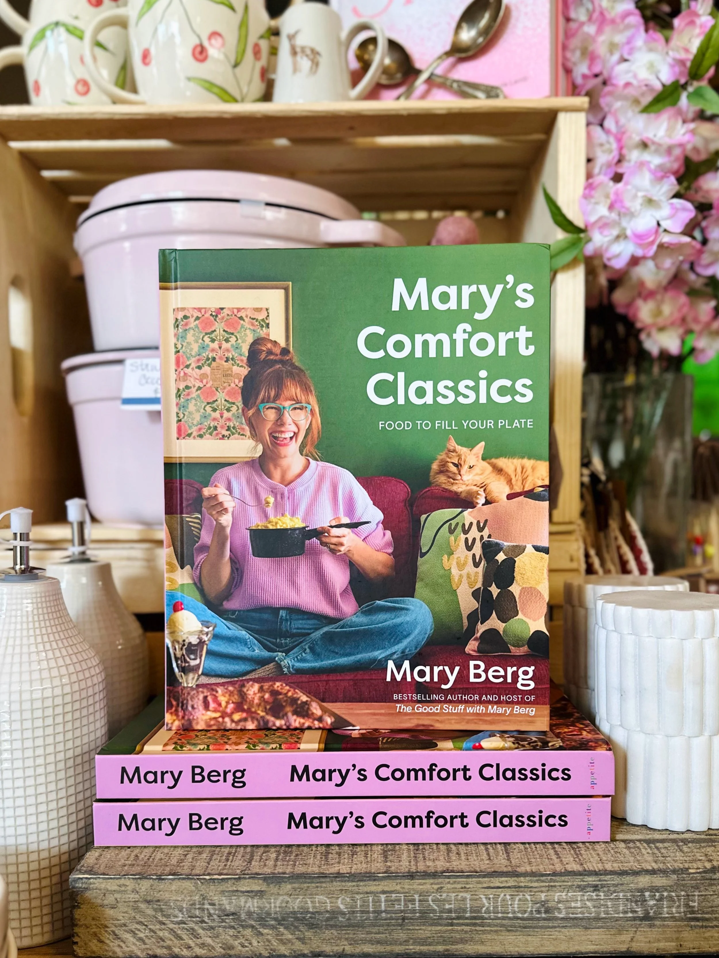 ✨Oh, Mary!

𝘔𝘢𝘳𝘺&rsquo;𝘴 𝘊𝘰𝘮𝘧𝘰𝘳𝘵 𝘊𝘭𝘢𝘴𝘴𝘪𝘤𝘴: 𝘍𝘰𝘰𝘥 𝘵𝘰 𝘍𝘪𝘭𝘭 𝘠𝘰𝘶𝘳 𝘗𝘭𝘢𝘵𝘦 is here! Mary Berg is an award-winning television host and bestselling author. In this, her fourth cookbook, she shares the recipes that bring h
