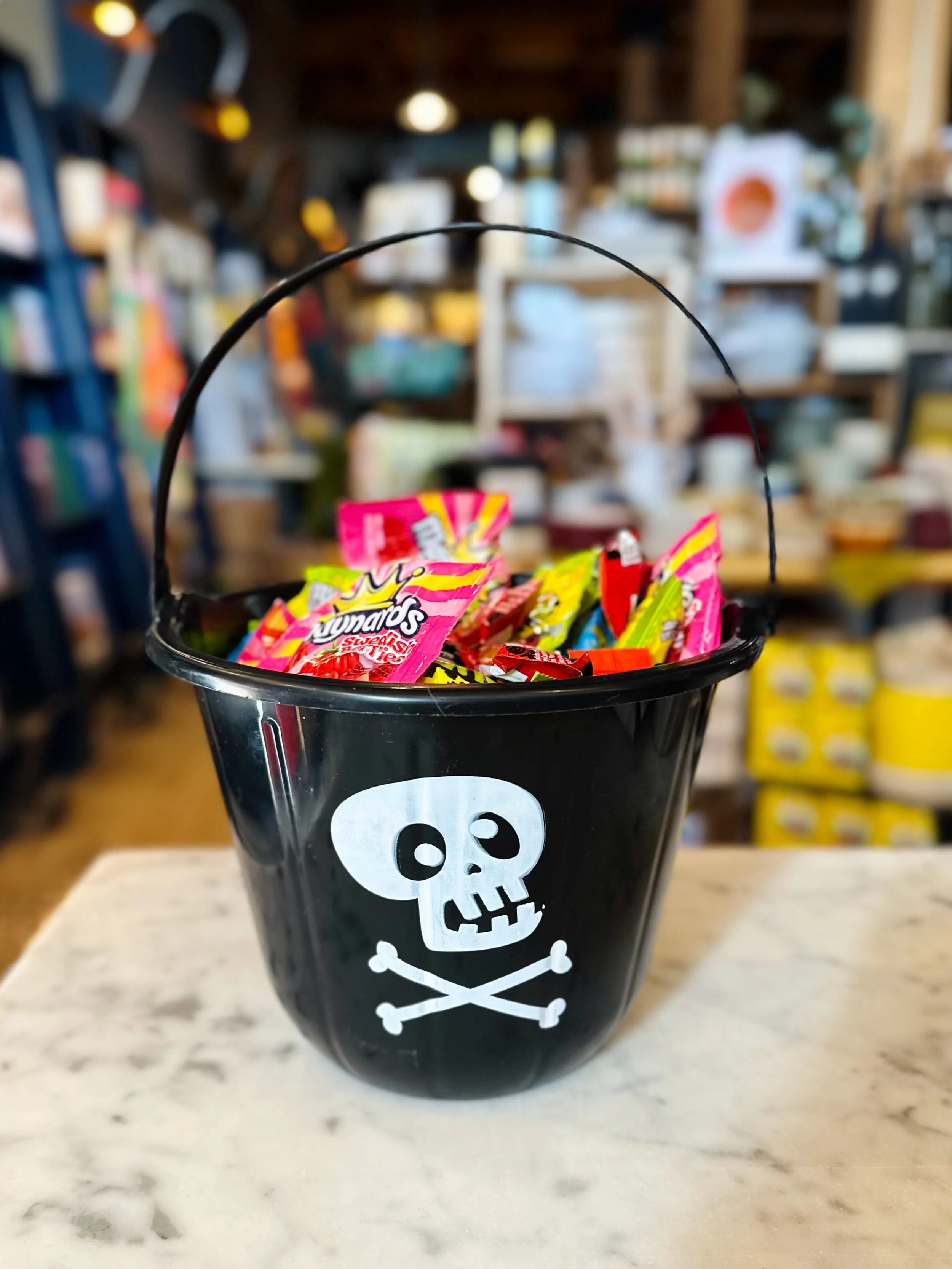 🎃 Calling all ghouls and goblins! 

🍫 Looking for some family fun this weekend? A reminder that @thebloxyyc Halloween Howler happens tomorrow - Saturday, October 24, from 3 to 5 pm.

Start at the Blox Arts Centre for lots of free games and activiti