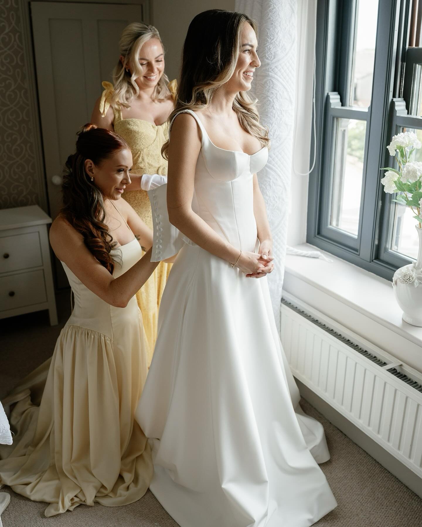 More beautiful moments from Beth &amp; Sam&rsquo;s absolutely stunning wedding day.

A dreamy butter-yellow palette, the most incredible bespoke dress by @emmabeaumontatelier, and the kind of atmosphere that made the whole day unforgettable. Every de