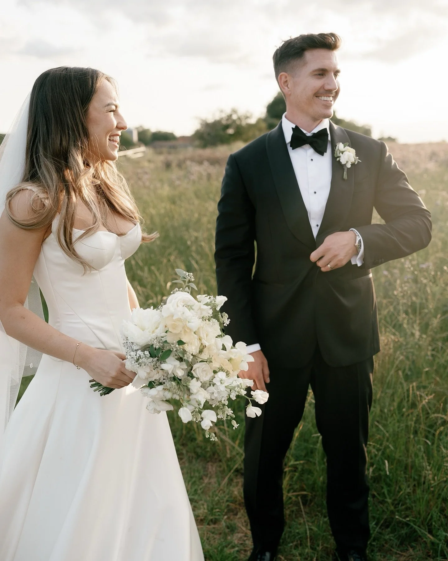 Beth &amp; Sam&rsquo;s golden hour was gorgeous. Soft evening light wrapped everything in a warm, glow that made their butter-yellow palette come alive in the most effortless way!

Incredible supplier Team: 🤩🤩

Photographer: @sharoncudworthphotogra