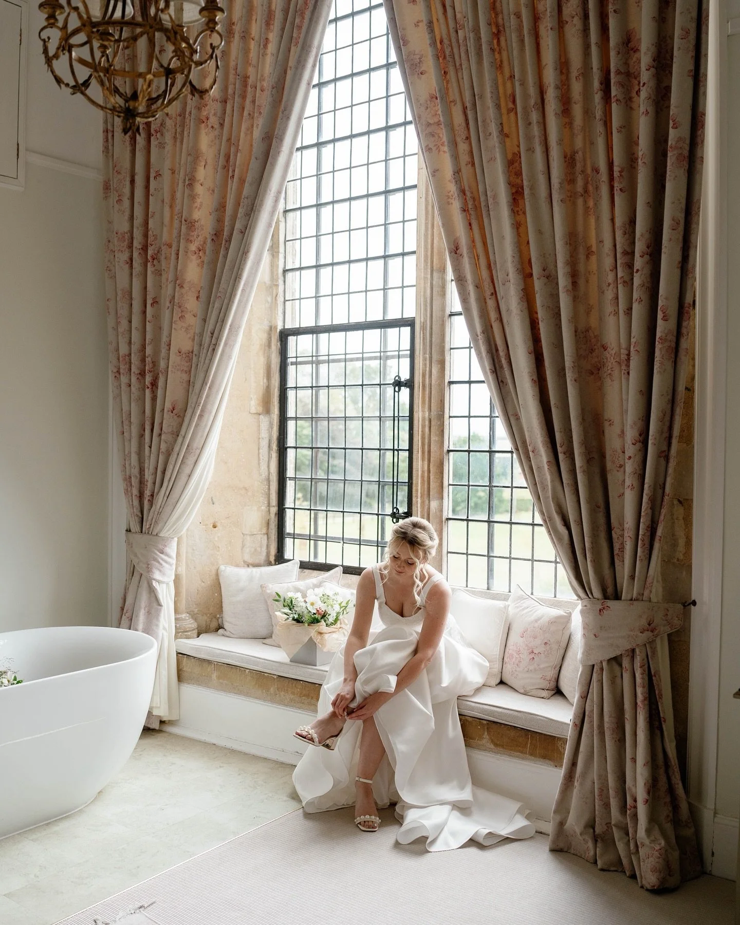 Laura &amp; James at the beautiful @butleypriory with the most gorgeous autumnal tones. It was also such a pleasure to see one of my favourite priests ever, Father Paul from Ufford church! 🙌

L&amp;J escorted all of their guests on the bus to and fr