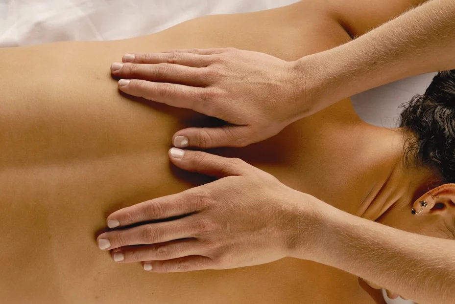 massage_image_hands_on_back.jpg