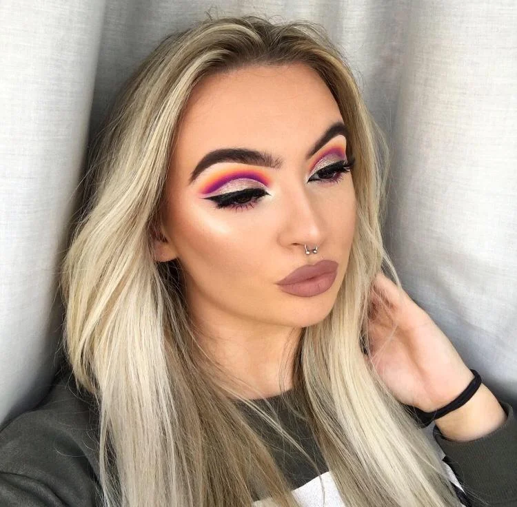 Beth Allan -Instagram make up teacher