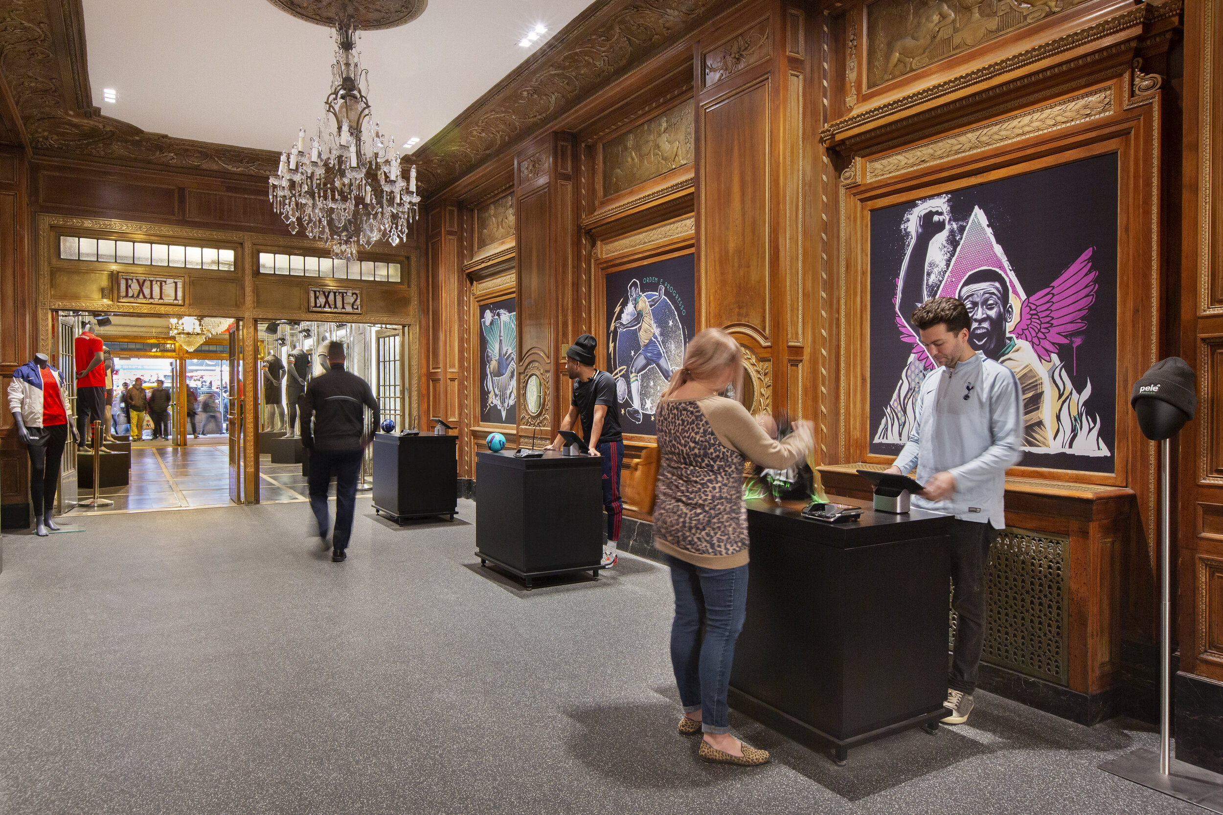 4. Carlton Architecture_Copyright Robert Lowell_PeleTimesSquare_Inner Lobby.jpg